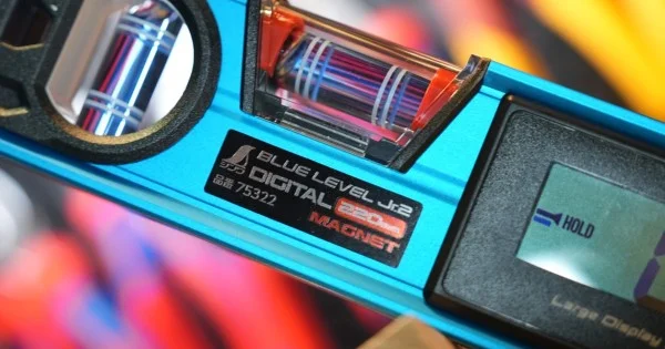 鶴龜BLUE LEVEL Jr.2｜數位水平儀界的GUCCI，為什麼職人都默默升級它？